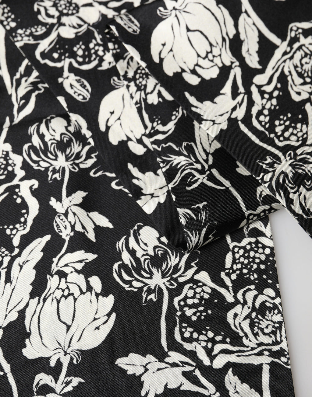 Authentic Designer Dolce & Gabbana Black White Silk Floral Print Fringe 136cm X 15.5cm  Scarf